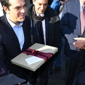 Τσίπρας: Η αξιολόγηση θα κλείσει με τον καλύτερο τρόπο Ο πρωθυπουργός άφησε αιχμές για κόμματα της αντιπολίτευσης που δεν υποστήριξαν το εφάπαξ βοήθημα για χαμηλοσυνταξιούχους, το οποίο αποκάλεσε εκ νέου «13η&nbsp;σύνταξη».