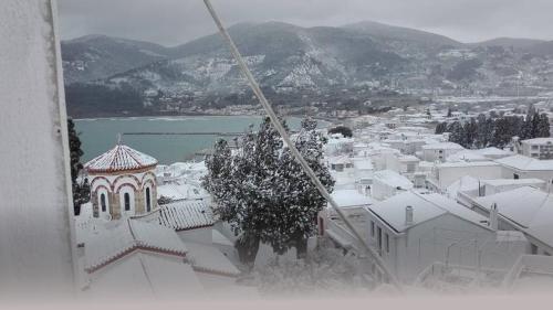 epitelous-eidame-aspri-mera-i-leuki-ellada-se-30-eikones_w_l