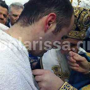 Νεαρός υπαξιωματικός έπιασε τον Σταυρό και ξέσπασε σε κλάματα – Εντυπωσιακές εικόνες και βίντεο από τον εορτασμό των Θεοφανείων σε όλη την Ελλάδα&nbsp;(UPD)