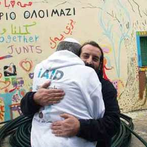 Οι ΜΚΟ «αλωνίζουν» στα Ελληνική νησιά – Εβραϊκή οργάνωση μοίρασε προμήθειες στους μουσουλμάνους πρόσφυγες στην Λέσβο – Υπάρχει&nbsp;κράτος;