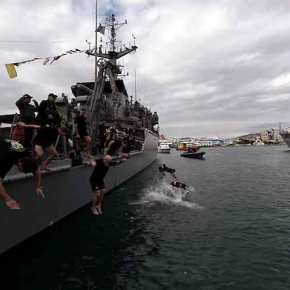 Τα τολμηρά “βατράχια” του Πειραιά! Ποιοι βούτηξαν στη παγωμένη θάλασσα για το&nbsp;Σταυρό