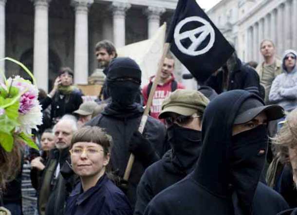 vrizoun-ton-christo-ke-epitithente-se-polites