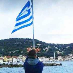 ΝΕΑ ΠΡΟΚΛΗΣΗ: Αλβανός στους Παξούς έκανε τον «αετό» κάτω από τη γαλανόλευκη&nbsp;(Εικόνα)