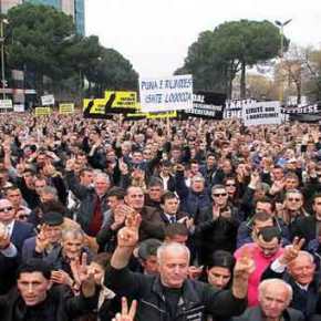 Τίρανα: Χιλιάδες διαδηλωτές ζήτησαν την παραίτηση του Έντι Ράμα&nbsp;(βίντεο)