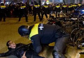 Ολλανδικά ΜΜΕ προς Τουρκία: «Εμείς είμαστε το αφεντικό!»ΠΡΩΤΟΣΕΛΙΔΟ ΟΙ ΦΩΤΟΓΡΑΦΙΕΣ ΠΟΥ ΔΕΙΧΝΟΥΝ ΤΟΥΡΚΟ ΝΑ ΤΟΝ ΔΑΓΚΩΝΕΙ ΑΣΤΥΝΟΜΙΚΟΣ&nbsp;ΣΚΥΛΟΣ