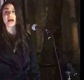 Η ΣΤΕΛΛΑ ΠΟΥ ΤΑ «ΕΧΩΣΕ» ΣΤΟΥΣ ΕΓΓΛΕΖΟΥΣ: Η αγέρωχη ομιλία της Ελληνίδας μετανάστριας&nbsp;(ΒΙΝΤΕΟ-ΦΩΤΟ)