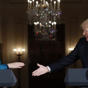 Λευκός Οίκος: Ο Τραμπ δεν αρνήθηκε εσκεμμένα να σφίξει το χέρι της&nbsp;Μέρκελ