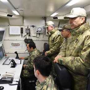 Ο Τούρκος ΑΓΕΕΔ στρατηγός Χουλουσί Ακάρ επιθεωρεί την επιχειρησιακή μοίρα UAV Bayraktar για το πρώτο κύμα τουρκικής&nbsp;επίθεσης