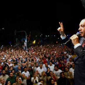 Τουρκία: Ο Ερντογάν απαντά καταγγέλλοντας «νοοτροπία σταυροφόρων» – Χιλιάδες Τούρκοι στους&nbsp;δρόμους