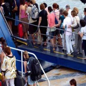 Mε κάθε τρόπο εγκαταλείπουν την Αθήνα και οι τελευταίοι&nbsp;εκδρομείς