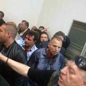 ΣΚΟΠΙΑ σε πορεία διάλυσης! Εισβολή στο κοινοβούλιο και&nbsp;επεισόδια