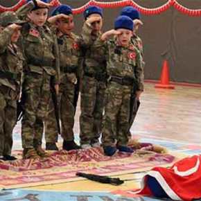 Ανατριχιαστικό αλλά δείχνει τι έρχεται από την Ανατολή: Τουρκόπουλα παίζουν το άγημα απόδοσης τιμών σε «νεκρό» στρατιώτη!&nbsp;(ΒΙΝΤΕΟ)