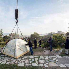 Σχέδιο αποϊεροποίησης Ελληνικών Μνημείων: Η μαρμάρινη σκηνή του… “αγνώστου πρόσφυγα” απέναντι από τον&nbsp;Παρθενώνα!