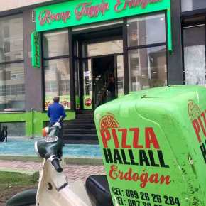 Ο Ερντογάν έγινε…πίτσα στην Αλβανία! Αυτό θα πει&nbsp;λατρεία