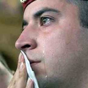 O 25χρονος που συγκίνησε όλους τους Έλληνες για την αγάπη του προς την πατρίδα: «Ήθελα να γίνω εύζωνας από εννέα χρόνων – Δεν μπόρεσα να συγκρατήσω τα δάκρυά μου»&nbsp;»