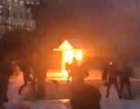 Επεισόδια στο Σύνταγμα- Φωτιά στο&nbsp;φυλάκιο