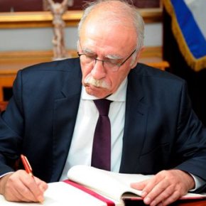 Έμφραγμα υπέστη ο αν. υπουργός Άμυνας Δημήτρης Βίτσας Η κατάσταση της υγείας του χαρακτηρίζεται σταθερή και&nbsp;ελεγχόμενη.