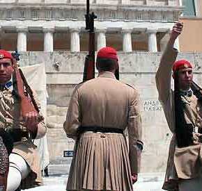 ΑΝΑΤΡΙΧΙΛΑ! Η φωτογραφία με τους Εύζωνες που σπάει κόκαλα έξω από τη Βουλή – Σε ποιους απέδωσαν τιμές&nbsp;(PHOTO)