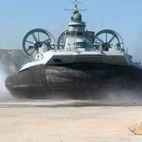 Στην εκπομπή «Με Αρετή και Τόλμη» …Εντυπωσιακά πλάνα από άσκηση της Ζ’ ΜΑΚ με «Χόβερκραφτ» στο Αιγαίο!&nbsp;(video)