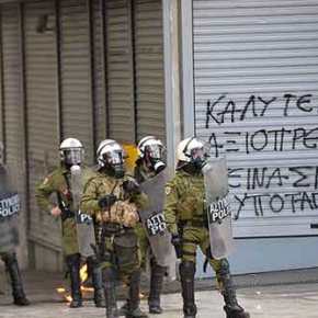 Ένταση στην πορεία στο Σύνταγμα με κουκουλοφόρους -Αυτοσχέδια βεγγαλικά προς τους αστυνομικούς πετάνε οι κουκουλοφόροι&nbsp;(εικόνες)