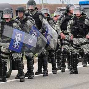 Κρίσιμες ώρες στην ΠΓΔΜ: Έζωσαν το κτίριο του κοινοβουλίου εκατοντάδες πάνοπλοι&nbsp;αστυνομικοί