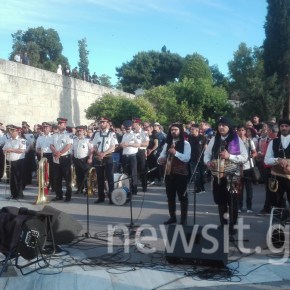 Γενοκτονία Ποντίων: Έκαψαν τουρκικές σημαίες έξω από την τουρκική&nbsp;πρεσβεία