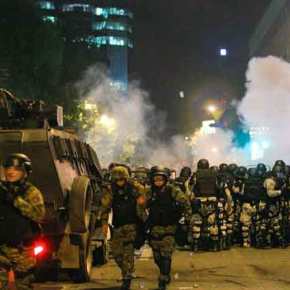 Ελικόπτερα και εκατοντάδες Σκοπιανοί αστυνομικοί έχουν περικυκλώσει τα κυβερνητικά&nbsp;κτίρια