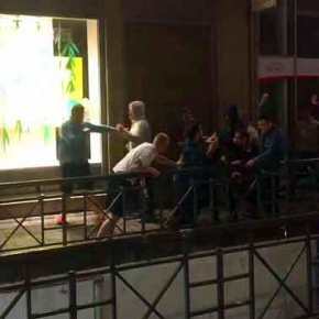 Βίντεο: Τούρκοι παρακρατικοί επιτέθηκαν στο ξενοδοχείο των Ελλήνων του Ολυμπιακού και επιχείρησαν να τους κάψουν&nbsp;ζωντανούς!