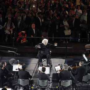 «Ολη η Ελλάδα για τον Μίκη – 1.000 Φωνές»: Συναυλία τιμής στον Θεοδωράκη που διηύθυνε και δύο τραγούδια του&nbsp;(βίντεο)