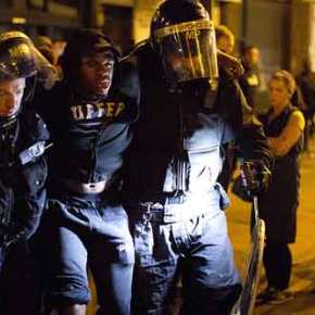 Νύχτα βίας στο Λονδίνο μετά από τον θάνατο ενός μετανάστη&nbsp;(βίντεο)