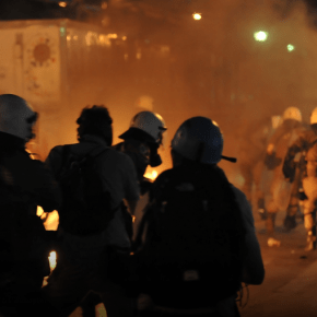 ΧΑΝΕΤΑΙ Ο ΕΛΕΓΧΟΣ ΣΤΟ ΜΕΝΙΔΙ – ΣΤΙΣ ΦΛΟΓΕΣ ΔΥΟ ΣΠΙΤΙΑ ΡΟΜΑ – ΠΕΦΤΟΥΝ ΠΥΡΟΒΟΛΙΣΜΟΙ ΑΠΟ ΤΑ ΓΚΕΤΟ ΚΑΙ Ο ΤΟΣΚΑΣ… ΚΑΝΕΙ ΔΗΛΩΣΕΙΣ – ΣΦΑΙΡΕΣ ΚΑΤΕΛΗΞΑΝ ΣΕ ΤΡΕΝΟ ΜΕ ΠΡΟΟΡΙΣΜΟ ΤΗ&nbsp;ΧΑΛΚΙΔΑ!!!