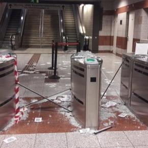 Βάνδαλοι τα έκαναν γυαλιά-καρφιά στο σταθμό του Μετρό «Κεραμεικός»&nbsp;-φωτό