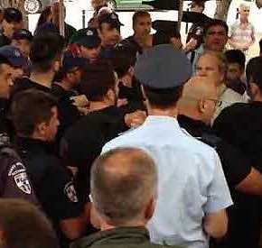 ΦΥΓΑΔΕΥΣΑΝ ΥΠΟΥΡΓΟ ΣΤΗ ΒΕΡΟΙΑ: Μπήκε από την πίσω πόρτα σε αίθουσα εκδήλωσης&nbsp;(ΒΙΝΤΕΟ)