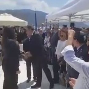 Επιμένει η Κωνσταντοπούλου: Ο Γλέζος έβαλε με τα χέρια του στο μνημείο τη σημαία του κατακτητή «Έκανα το αυτονόητο»,&nbsp;γράφει