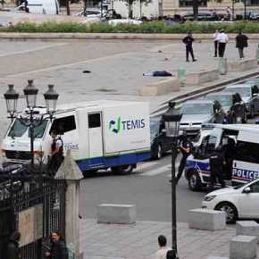 Συναγερμός στο Παρίσι: Αστυνομικοί πυροβόλησαν άνδρα που τους επιτέθηκε με&nbsp;σφυρί