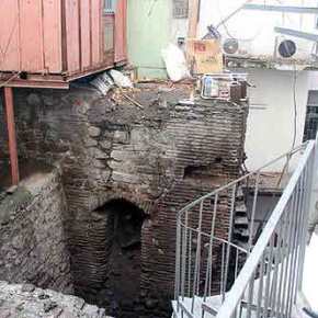 ΕΚΤΙΣΑΝ ΣΚΑΛΕΣ ΚΑΙ ΝΤΟΥΒΑΡΙΑ ΠΑΝΩ ΣΕ… ΙΣΤΟΡΙΚΗ ΒΥΖΑΝΤΙΝΗ&nbsp;ΕΚΚΛΗΣΙΑ