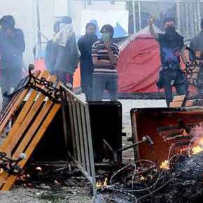 Εξέγερση λαθρομεταναστών στη Λέσβο – Πετροπόλεμος, δακρυγόνα, σπάνε τα αυτοκίνητα των&nbsp;πολιτών