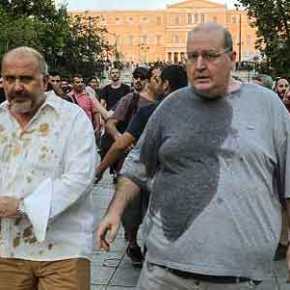 ΧΑΜΟΣ (χθες) ΣΤΟ ΣΥΝΤΑΓΜΑ! ΤΑ ΣΥΝΤΡΟΦΙΑ ΤΟΥΣ ΕΠΙΦΥΛΑΞΑΝ «ΘΕΡΜΗ» ΥΠΟΔΟΧΗ! «ΈΛΟΥΣΑΝ» ΤΟΝ ΦΙΛΗ ΚΑΙ ΤΟΝ ΞΥΔΑΚΗ ΜΕ ΝΕΡΟ ΚΑΙ ΜΕ ΚΑΦΕΔΕΣ!&nbsp;(ΦΩΤΟ)