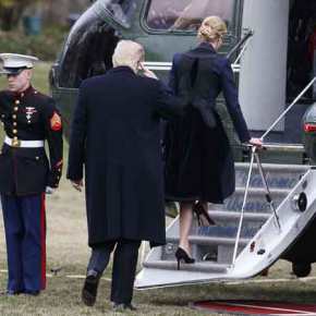 Μια ανθρώπινη στιγμή: Ο Ντόναλντ Τραμπ σκύβει και μαζεύει το καπέλο πεζοναύτη&nbsp;(βίντεο)