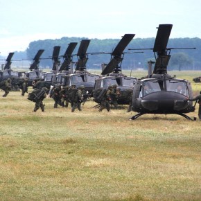 ΕΞΕΛΙΞΕΙΣ ΓΙΑ ΤΑ ΕΛΙΚΟΠΤΕΡΑ HUEY: ΣΤΗΝ ΤΕΛΙΚΗ ΕΥΘΕΙΑ ΤΟ ΠΡΟΓΡΑΜΜΑ ΕΚΠΟΙΗΣΗΣ&nbsp;ΤΟΥΣ