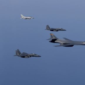 Πακέτο βομβαρδιστικών Β-1Β, B-52, F-15, F-35B απογειώθηκαν εναντίον της Β.Κορέας – Πανίσχυρη ομάδα κρούσης με F-22, F-35, πυρηνικών υποβρυχίων στέλνουν οι&nbsp;ΗΠΑ!