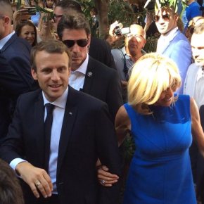 Βόλτα στην Ερμού για το ζεύγος Μακρόν Συνομιλίες με τον κόσμο, selfies και σουβλάκια στο κέντρο της Αθήνας για το προεδρικό ζεύγος – Ολοκληρώθηκε η διήμερη επίσκεψη του γάλλου προέδρου – Αναχώρησε για την&nbsp;Γαλλία