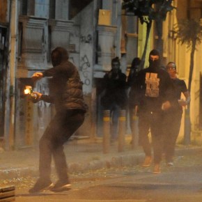 ΚΡΑΤΟΣ ΑΝΑΡΧΙΚΩΝ: ΕΠΙΘΕΣΕΙΣ ΜΕ ΒΟΜΒΕΣ ΜΟΛΟΤΟΦ ΣΤΑ ΕΞΑΡΧΕΙΑ, ΑΛΛΑ ΔΕΝ ΚΟΥΝΙΕΤΑΙ ΦΥΛΛΟ – ΕΓΙΝΑΝ 7 ΣΥΛΛΗΨΕΙΣ, ΑΛΛΑ ΣΤΗ ΣΥΝΕΧΕΙΑ ΑΦΕΘΗΚΑΝ&nbsp;ΕΛΕΥΘΕΡΟΙ