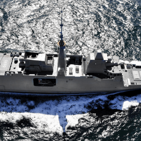 ΑΝΕΥ ΕΞΟΠΛΙΣΤΙΚΗΣ ΚΑΙ ΑΜΥΝΤΙΚΗΣ ΑΤΖΕΝΤΑΣ Η ΕΠΙΣΚΕΨΗ ΤΟΥ&nbsp;ΜΑΚΡΟΝ