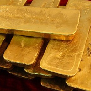 Η κεντρική τράπεζα της Ρωσίας αγοράζει ποσότητες χρυσού και ασημιού σαν να μην υπάρχει αύριο, προκαλώντας γενική ανησυχία  για μια νέα παγκόσμια οικονομική κρίση έως και&nbsp;πόλεμο.