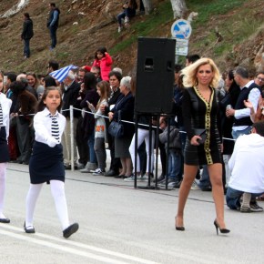 «Διαμορφώνω προσωπικότητες και σφυρηλατώ ανθρώπους» λέει η δασκάλα με το στενό βραδινό φόρεμα που εμφανίστηκε στη&nbsp;παρέλαση