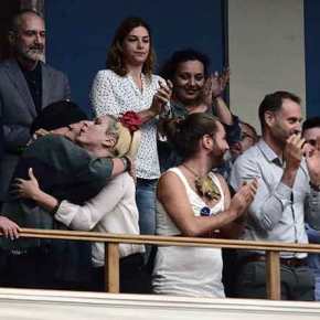 Ο ΣΥΡΙΖΑ έμεινε στην Ιστορία για τις εικόνες αυτές: Πανηγυρίζουν τρανς, γκει στα θεωρεία της&nbsp;Βουλής