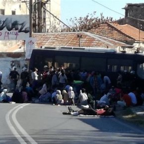 Μυτιλήνη: Νέα κινητοποίηση μεταναστών και προσφύγων στη Μόρια  .Από το πρωί, οικογένειες Αφγανών με πολλά μικρά παιδιά ανάμεσα τους, πορεύτηκαν από τη Μόρια προς την πόλη της&nbsp;Μυτιλήνης