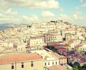 Ετοιμάστε βαλίτσες: Μια μικρή και παραμυθένια ιταλική πόλη δίνει μέχρι και 2.000 ευρώ μηνιαίως σε όποιον εγκατασταθεί&nbsp;εκεί