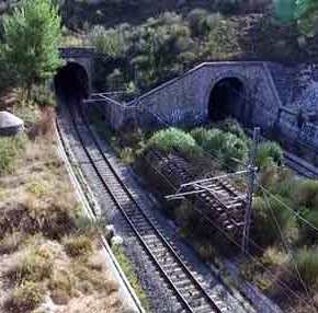 Τα πυροβολεία του Ι.Μεταξά για τον έλεγχο της σιδηροδρομικής γραμμής που ένωνε την Αττική με τη Β.Ελλάδα&nbsp;(βίντεο)